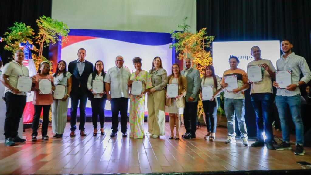 1-11-1024x576 Promipyme impulsa el emprendimiento con entrega de RD$100 millones en créditos a 400 microempresarios en Moca