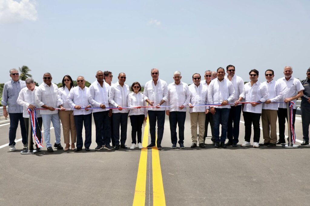 18-1024x682 Presidente Abinader deja inaugurada Circunvalación de Baní de 19.8 kilómetros que conecta el Sur del país, acorta distancia, ahorrando tiempo y combustible
