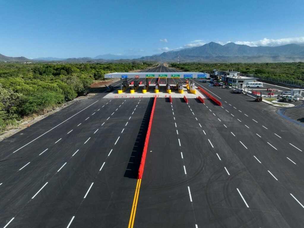 5-2-1024x767 Presidente Abinader deja inaugurada Circunvalación de Baní de 19.8 kilómetros que conecta el Sur del país, acorta distancia, ahorrando tiempo y combustible