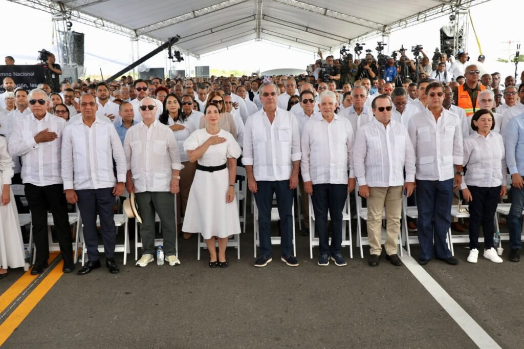8-2-1024x682 Presidente Abinader deja inaugurada Circunvalación de Baní de 19.8 kilómetros que conecta el Sur del país, acorta distancia, ahorrando tiempo y combustible
