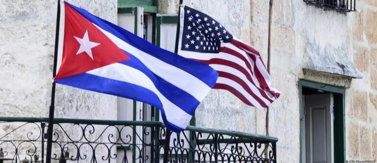 Banderas-de-Cuba-y-Estados-Unidos