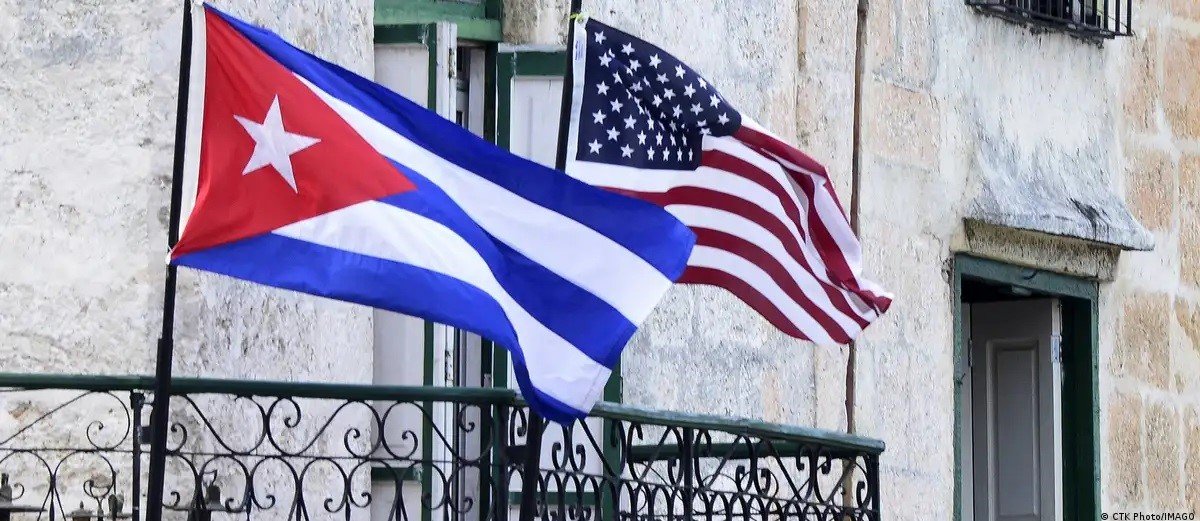 Banderas-de-Cuba-y-Estados-Unidos