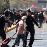 Chile blinda el centro de Santiago ante la protesta por el histórico alza del combustible