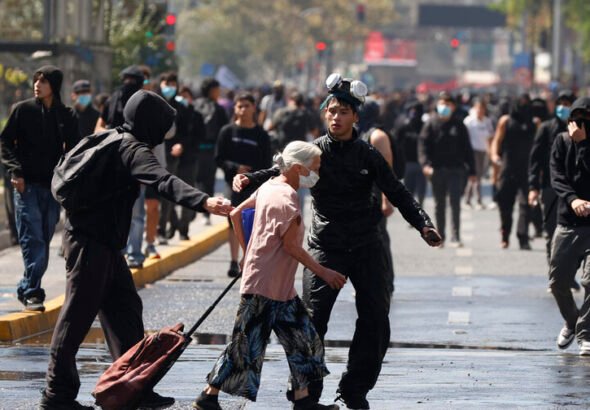 Chile blinda el centro de Santiago ante la protesta por el histórico alza del combustible