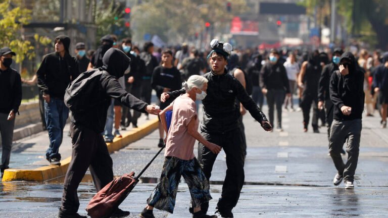 Chile blinda el centro de Santiago ante la protesta por el histórico alza del combustible