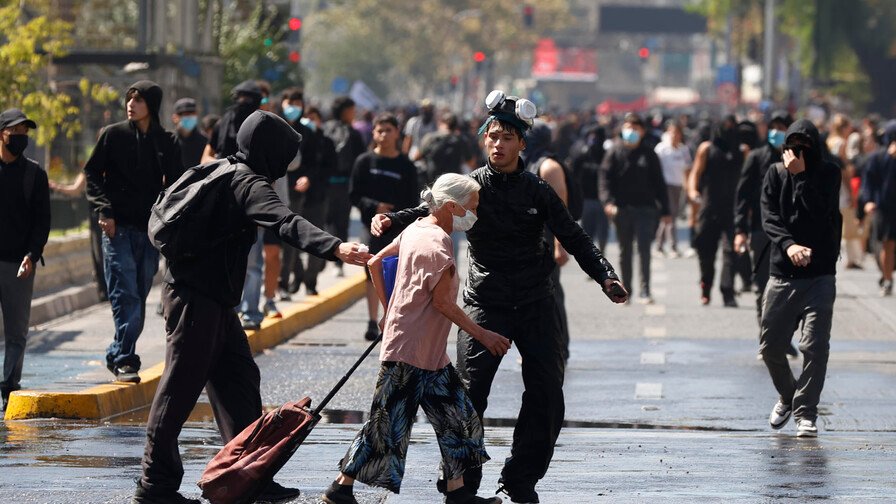 Chile blinda el centro de Santiago ante la protesta por el histórico alza del combustible