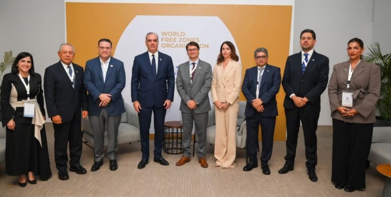 El-presidente-Luis-Abinader-junto-al-CEO-de-DP-World-Manuel-Martinez-oficializaron-el-anuncio
