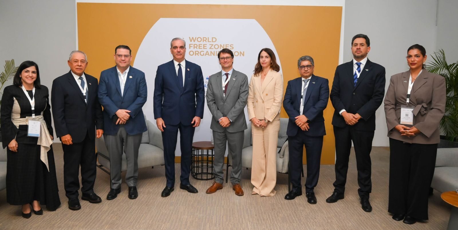 El-presidente-Luis-Abinader-junto-al-CEO-de-DP-World-Manuel-Martinez-oficializaron-el-anuncio