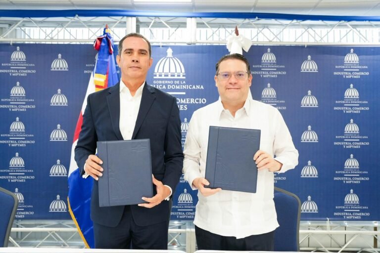 El-ministro-de-Industria-Comercio-y-Mipymes-Yayo-Sanz-Lovaton-y-el-gerente-general-de-Equifax-Dominicana-Christian-Del-Rosario-Santana.-2