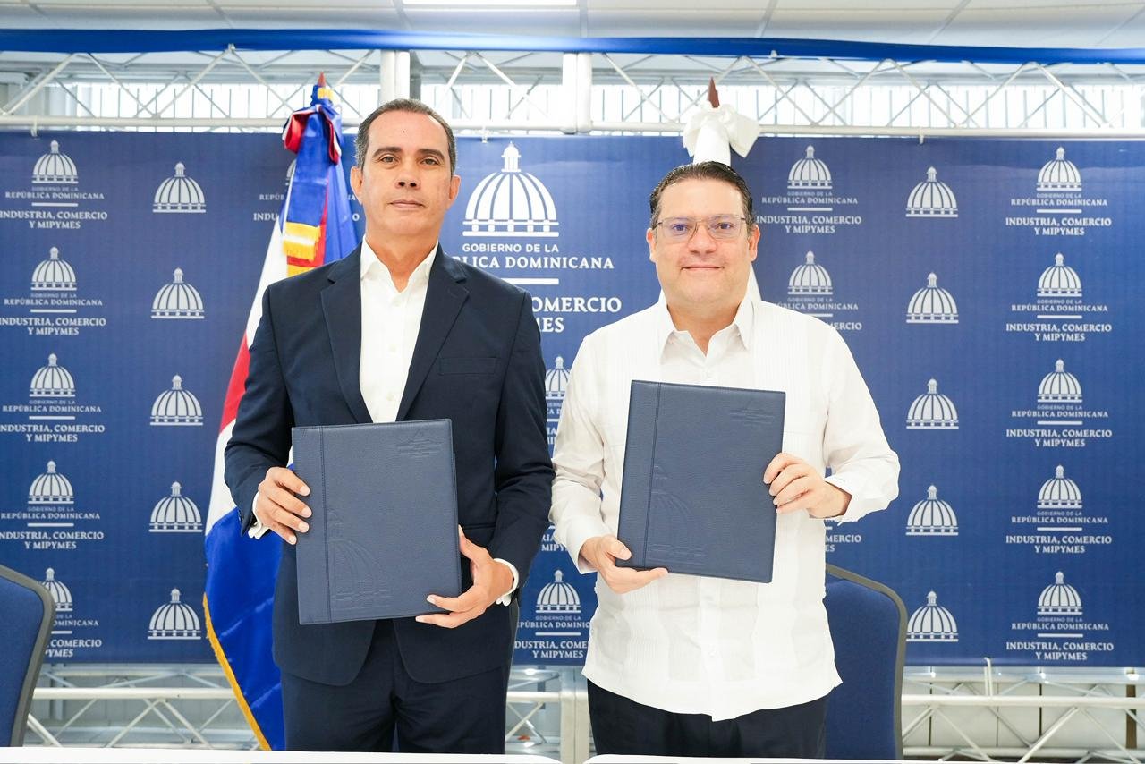 El-ministro-de-Industria-Comercio-y-Mipymes-Yayo-Sanz-Lovaton-y-el-gerente-general-de-Equifax-Dominicana-Christian-Del-Rosario-Santana.-2