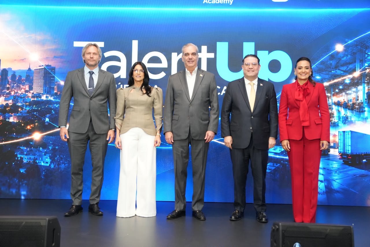 ministro-yayo-sanz-lovaton-anuncia-15-mil-becas-para-la-formacion-de-talentos-de-cara-a-la-industria-5-0-01