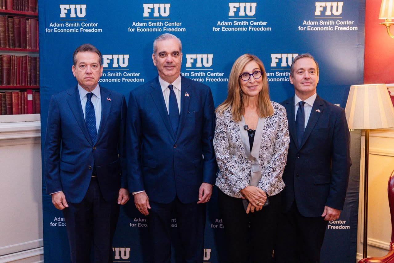 presidente-abinader-presenta-a-rd-ante-empresarios-internacionales-como-destino-competitivo-para-nuevas-inversiones-01